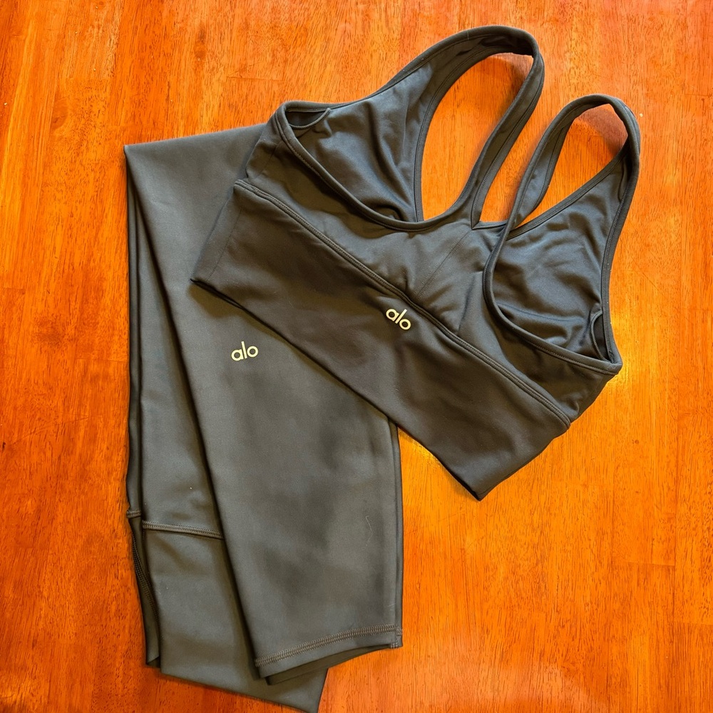 ALO Yoga matching set both size M. Wild Thing bra, Airlift leggings, Anthracite